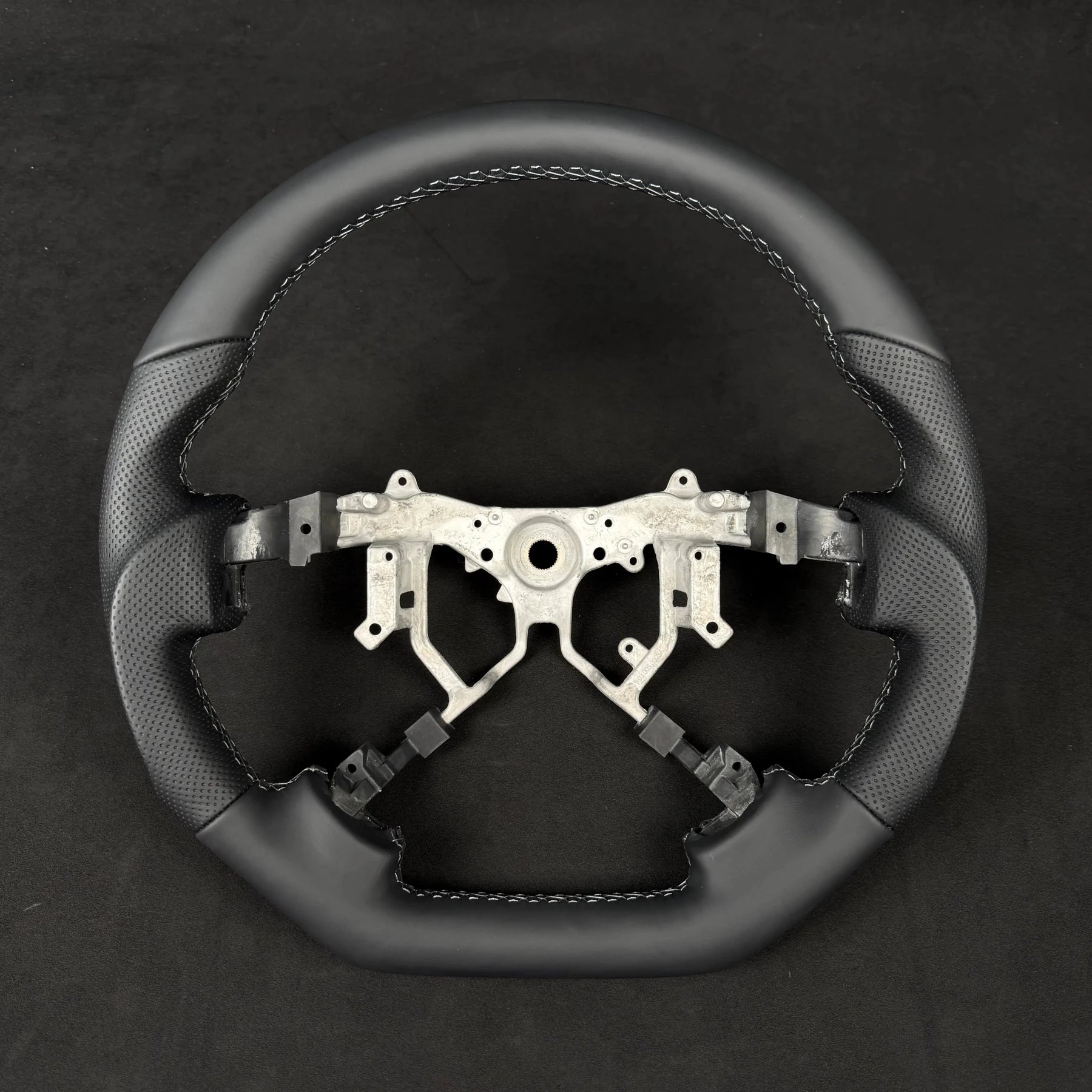Premium Steering wheel - Suitable for use with Toyota LandCruiser 200 Series 2008 - 2015 Genuine Leather - Tech4tourers