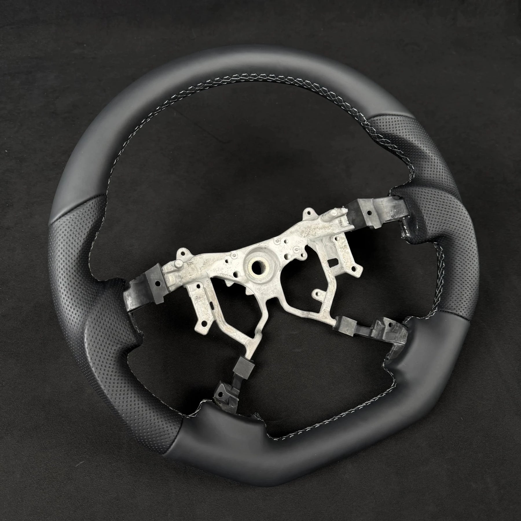 Premium Steering wheel - Suitable for use with Toyota LandCruiser 200 Series 2008 - 2015 Genuine Leather - Tech4tourers
