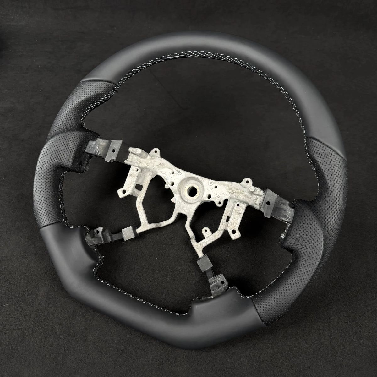 Premium Steering wheel - Suitable for use with Toyota LandCruiser 200 Series 2008 - 2015 Genuine Leather - Tech4tourers