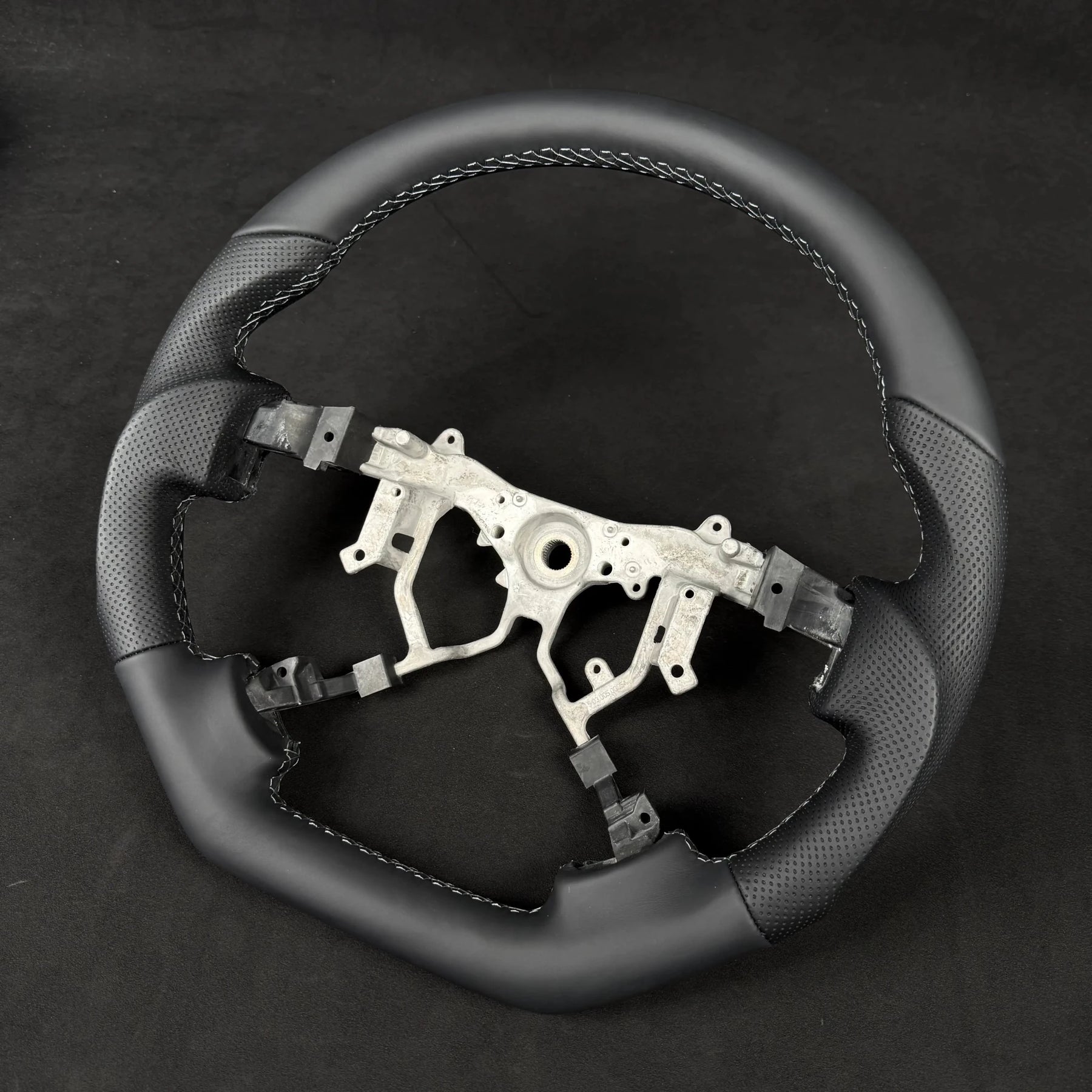 Premium Steering wheel - Suitable for use with Toyota LandCruiser 200 Series 2008 - 2015 Genuine Leather - Tech4tourers