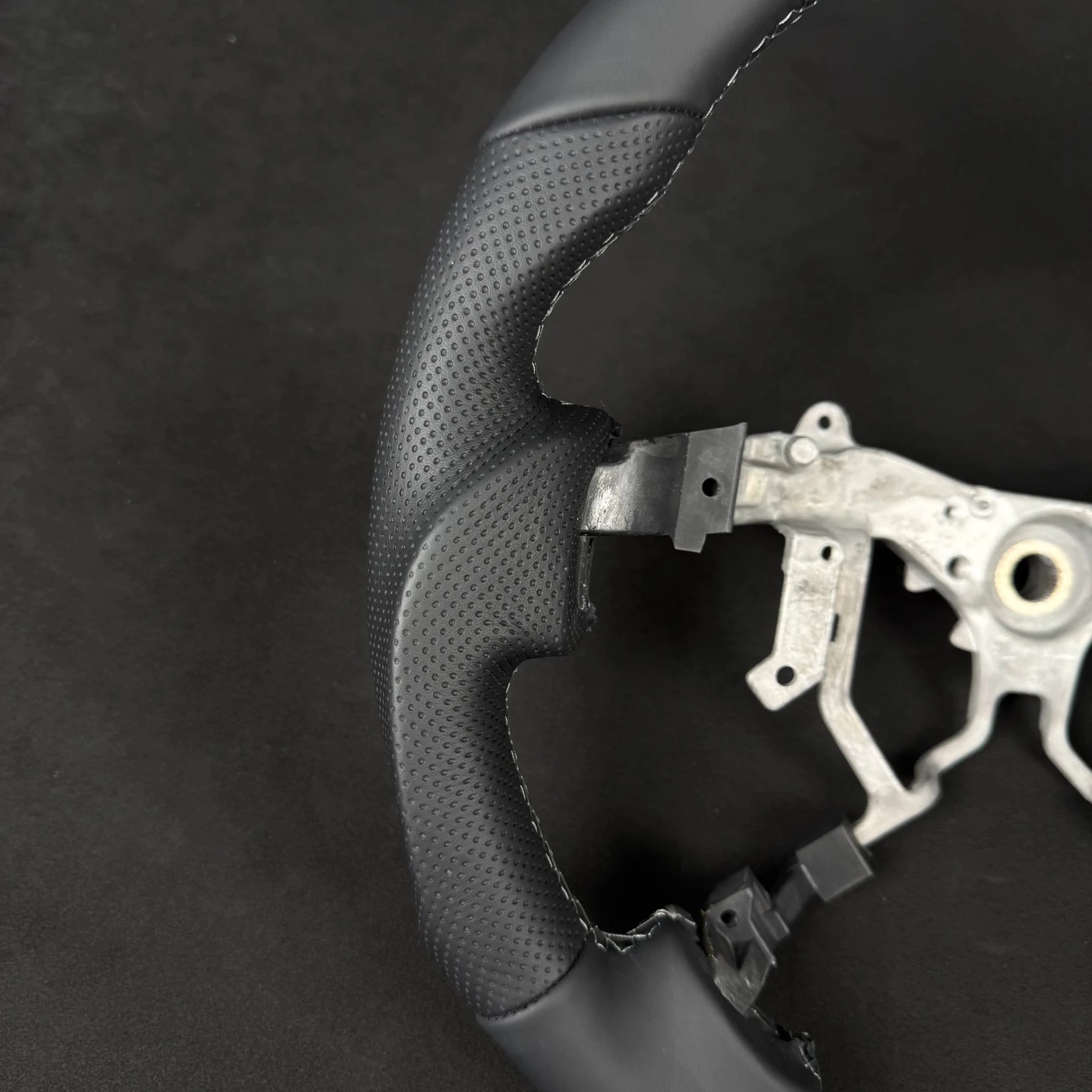 Premium Steering wheel - Suitable for use with Toyota LandCruiser 200 Series 2008 - 2015 Genuine Leather - Tech4tourers