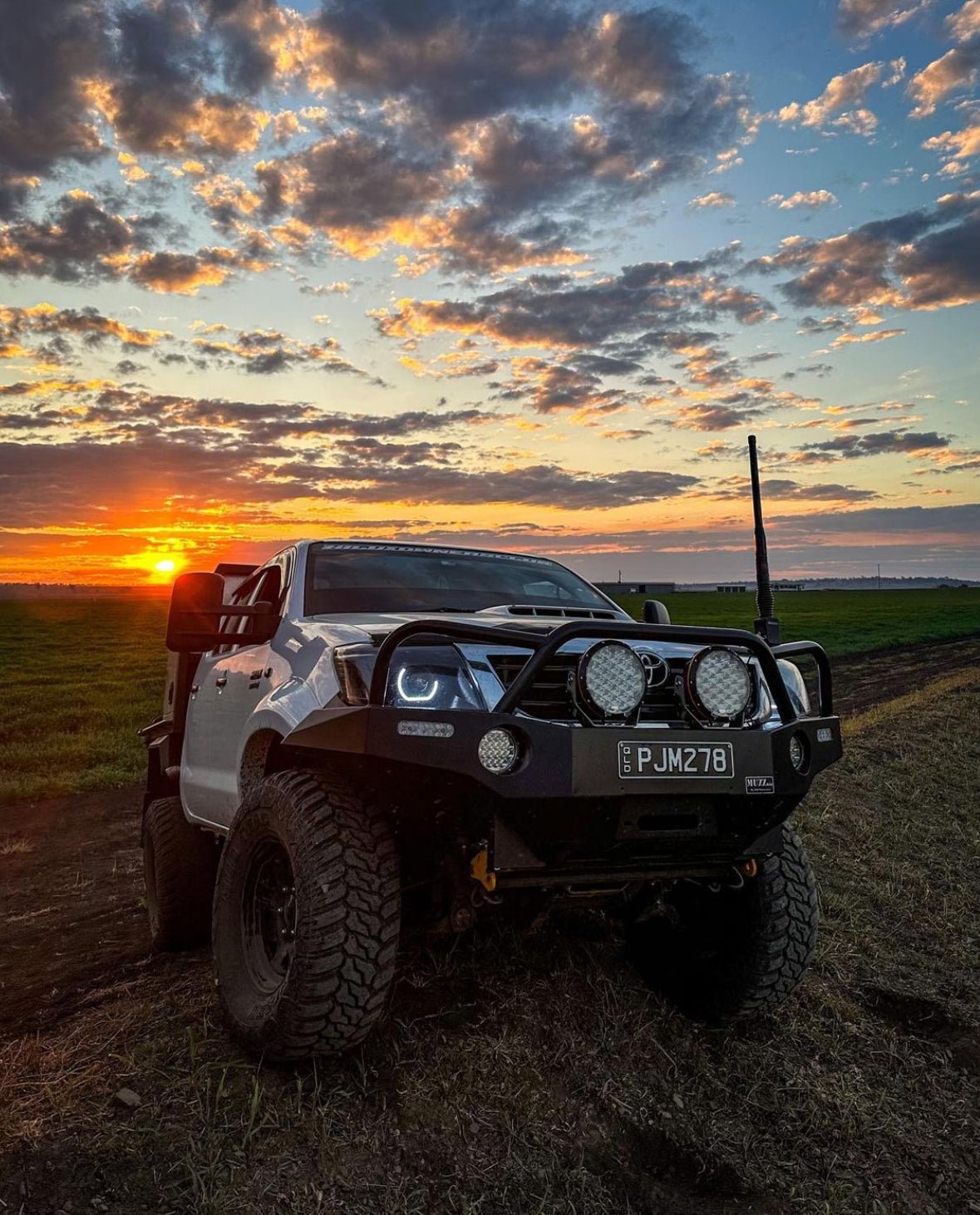 Premium Projector Headlights suitable for use with Toyota Hilux N70 - Tech4tourers